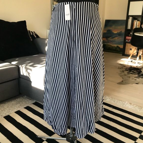NY & Company - Striped Tie-Front Hi-Lo Skirt 💃🏻 - Picture 5 of 8